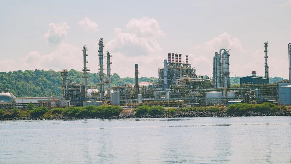 Zelensky Defies Trump: Ukraine Resumes Deep Strikes on Russian Oil Refineries — Featured Image Zelensky Ukraine resumes strikes on Russian refineries defying Trump
